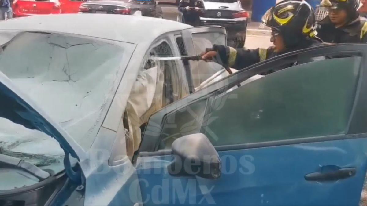 Incendio de automóvil en Tacubaya deja dos personas lesionadas