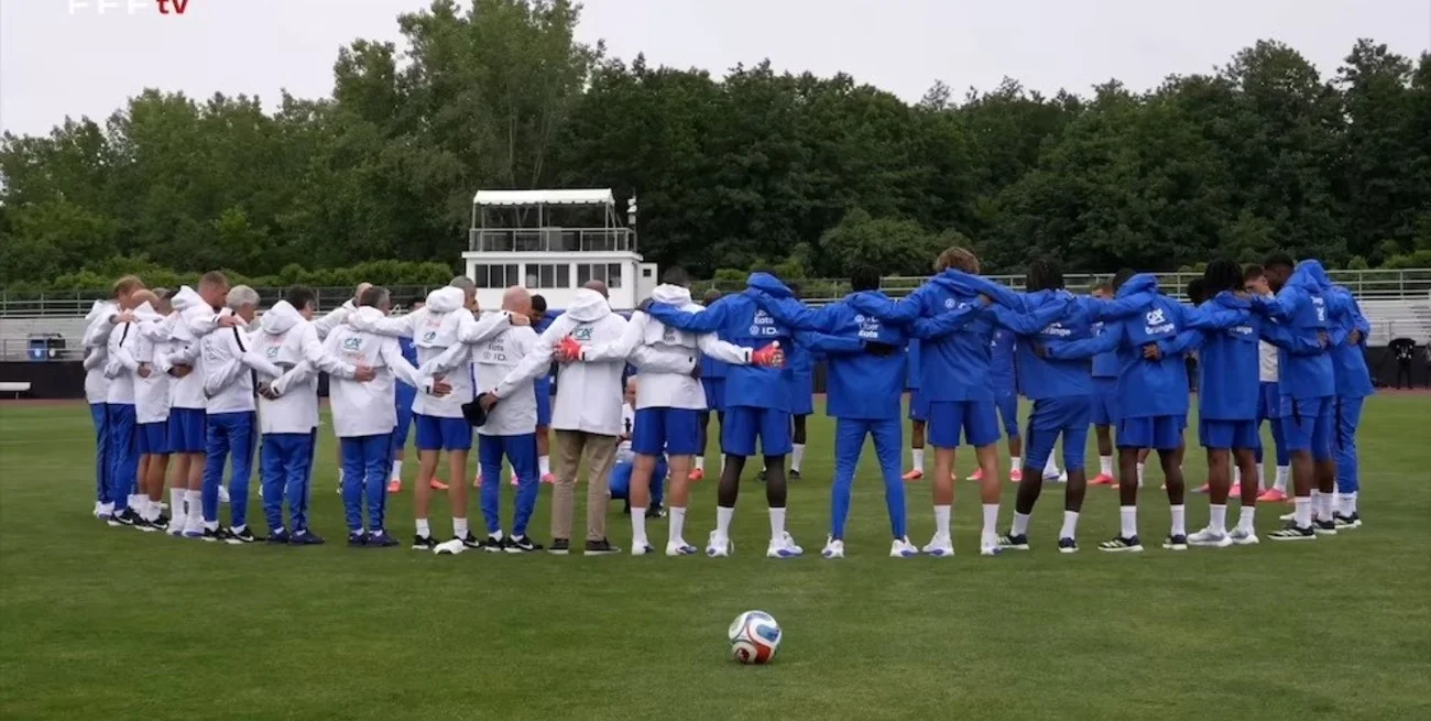La conmovedora muestra de apoyo de la selección de Francia a Didier Deschamps tras la muerte de su madre