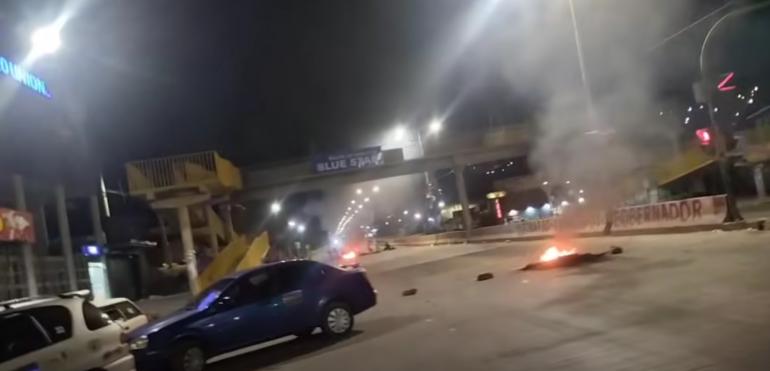 Policía desbloquea la avenida Petrolera, hay más de 15 detenidos