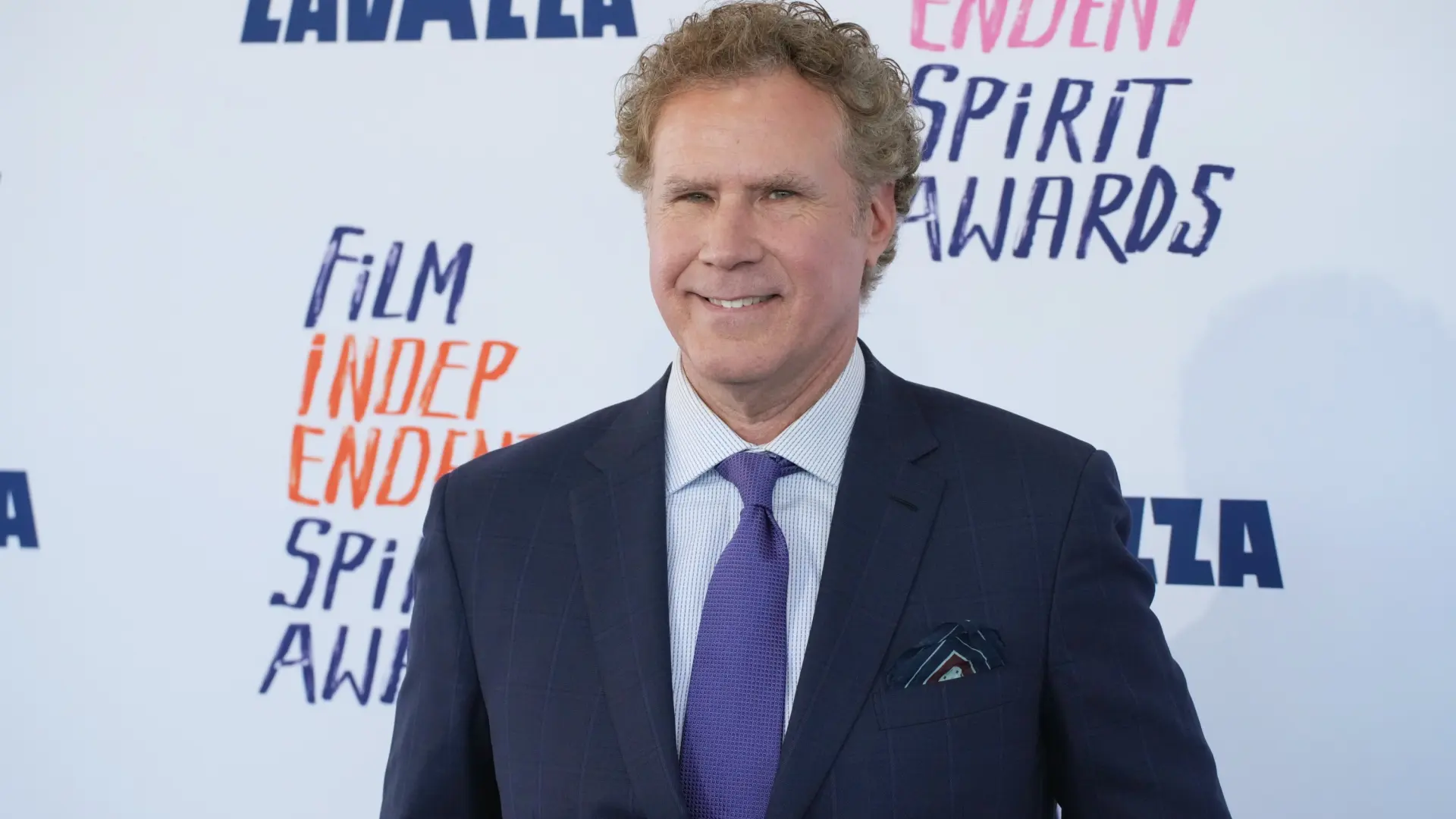 Will Ferrell sorprende disfrazado en un pub cantando 'Sweet Caroline' tras la victoria de EEUU