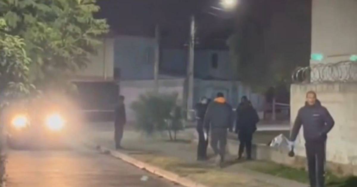 A mitad de la madrugada, la Policía detuvo a un hombre que murió en el lugar