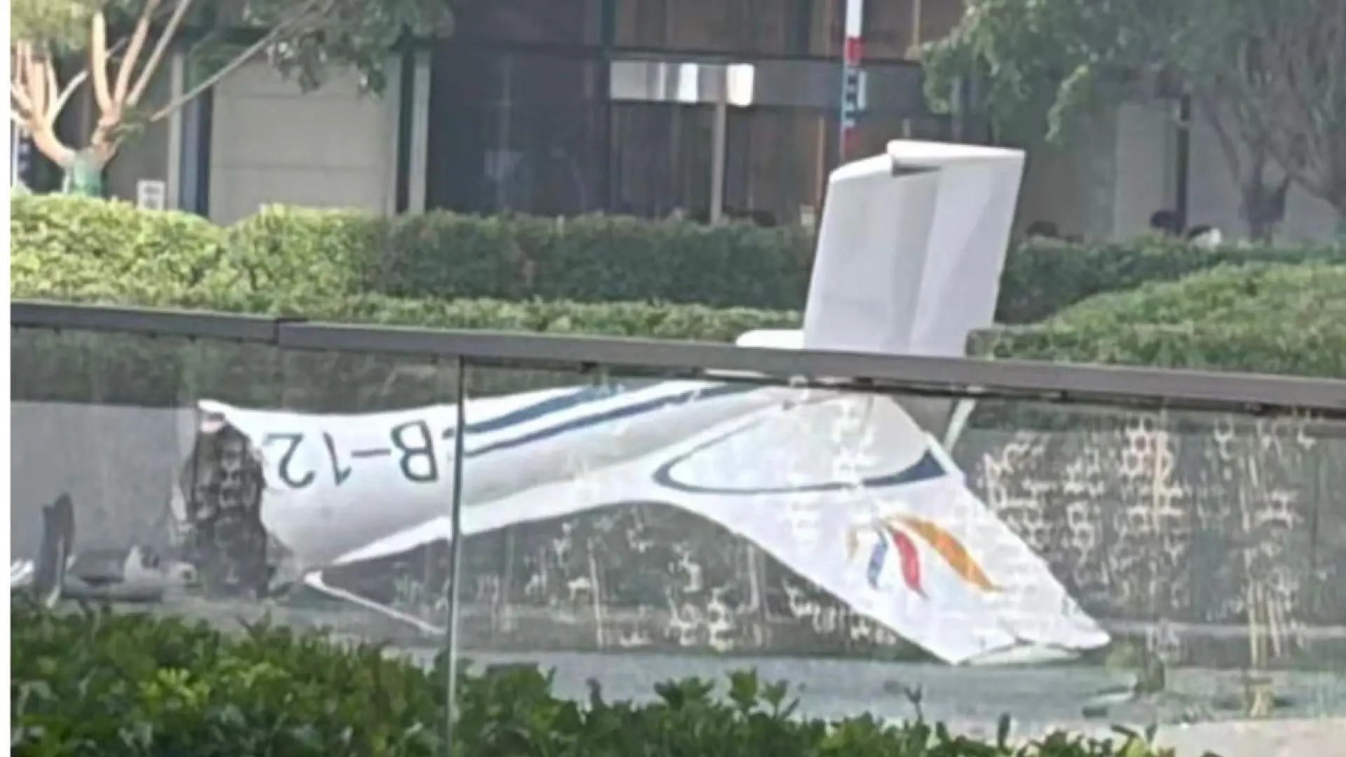 Las impactantes imágenes de una avioneta después de estrellarse contra el edificio más alto de Pekín