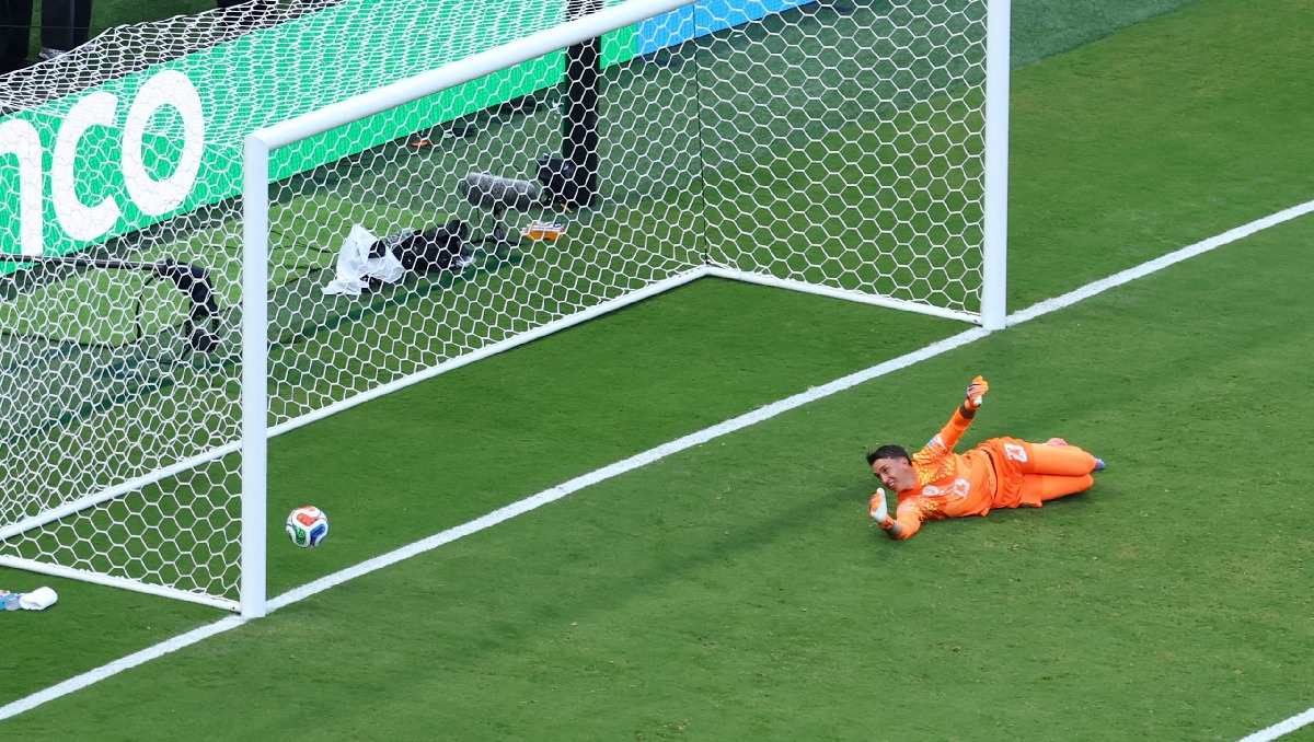 Muslera pidió salir de cambio tras el error contra España, dice Bielsa