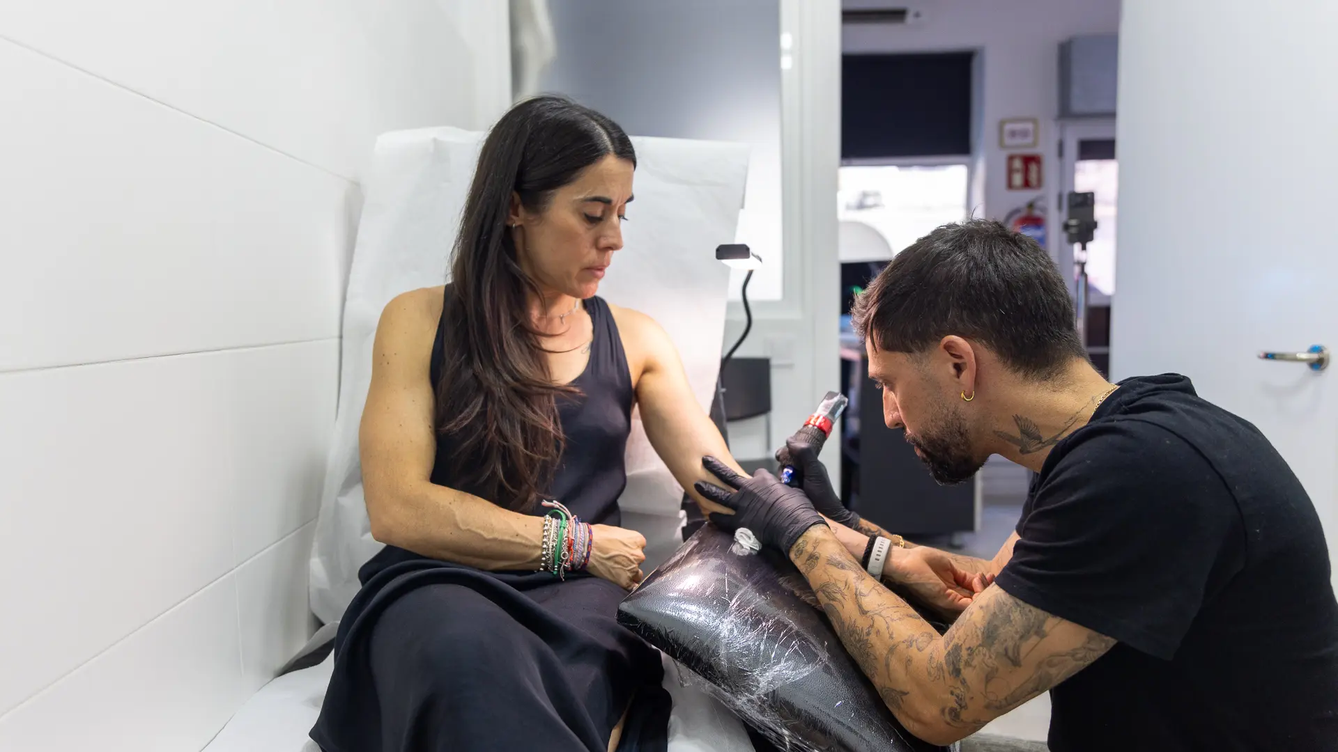 Joyería en piel, la nueva tendencia de los microtatuajes: "Quería algo sencillo y que no llame demasiado la atención"