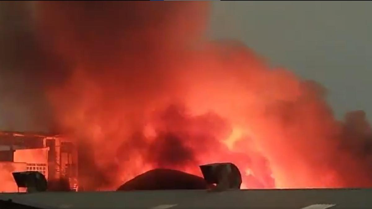 Incendio consume bodega cerca del Mercado de Jamaica