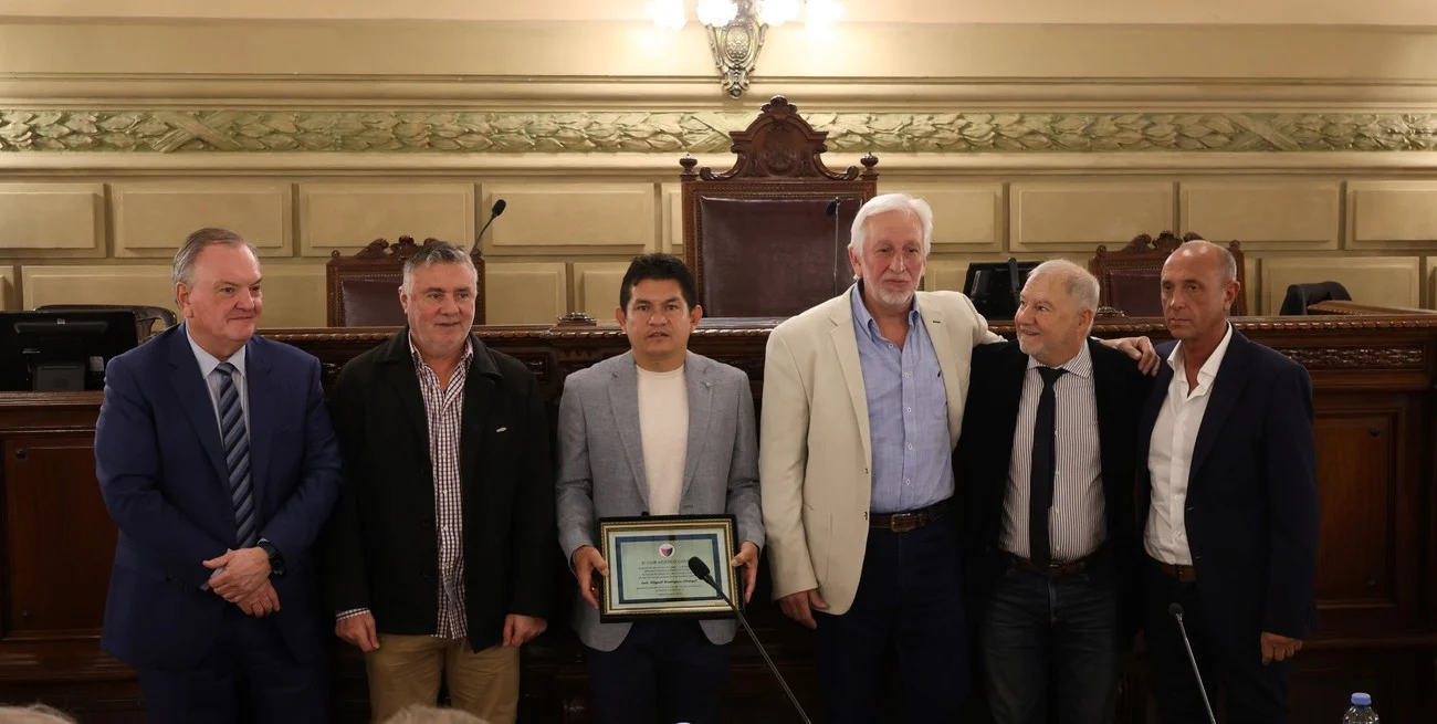 El Senado de Santa Fe reconoció al "Pulga" Rodríguez por su legado deportivo