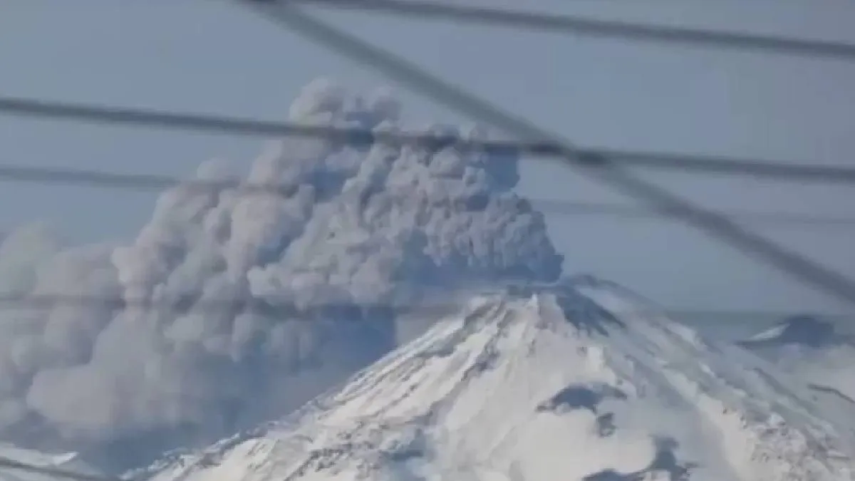 Alerta amarilla: el volcán Nevados de Chillán, muy cerca del norte neuquino, con pulso de cenizas