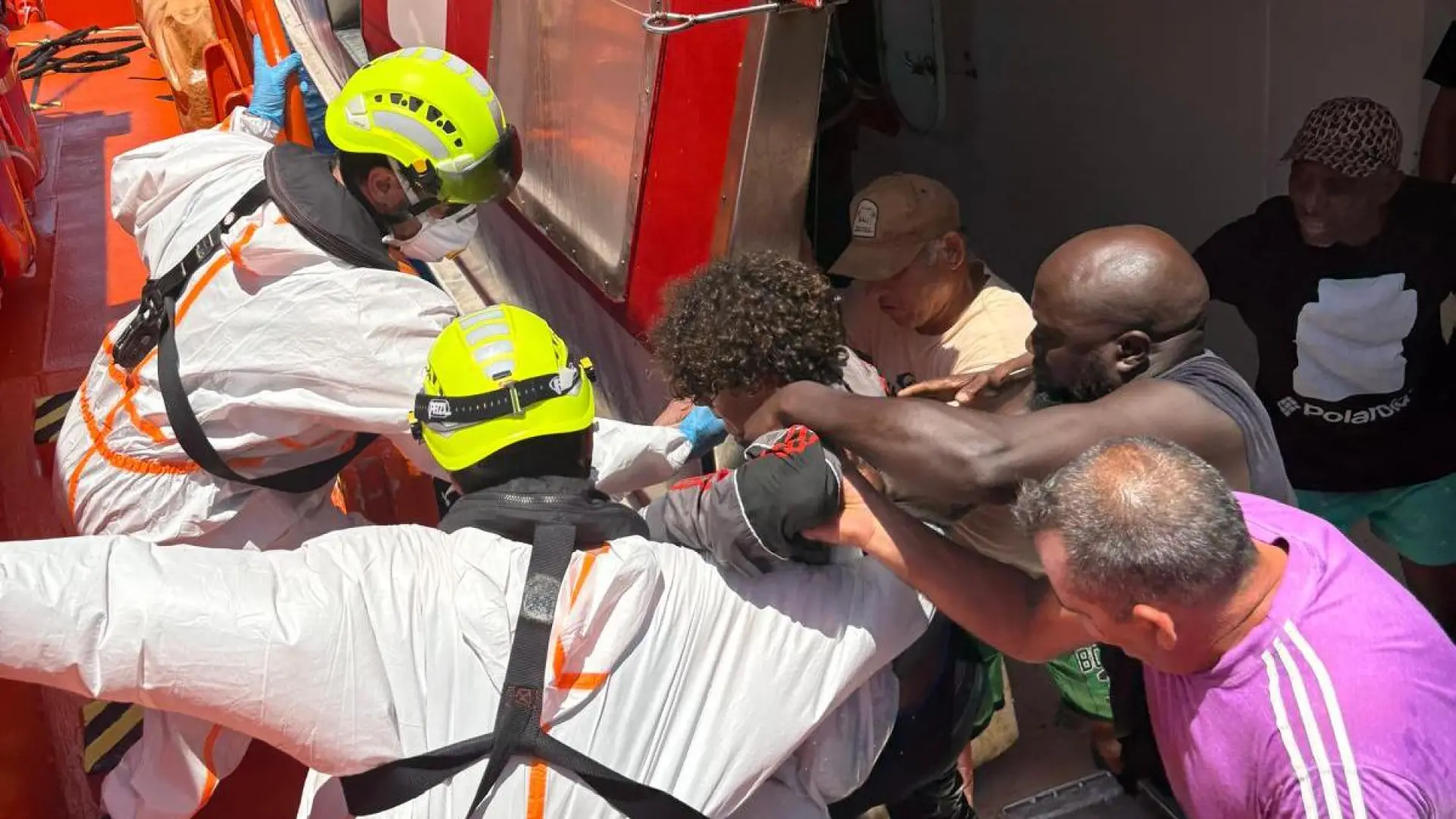 Rescatan a seis inmigrantes agarrados a unas boyas a casi 23 millas de Cartagena