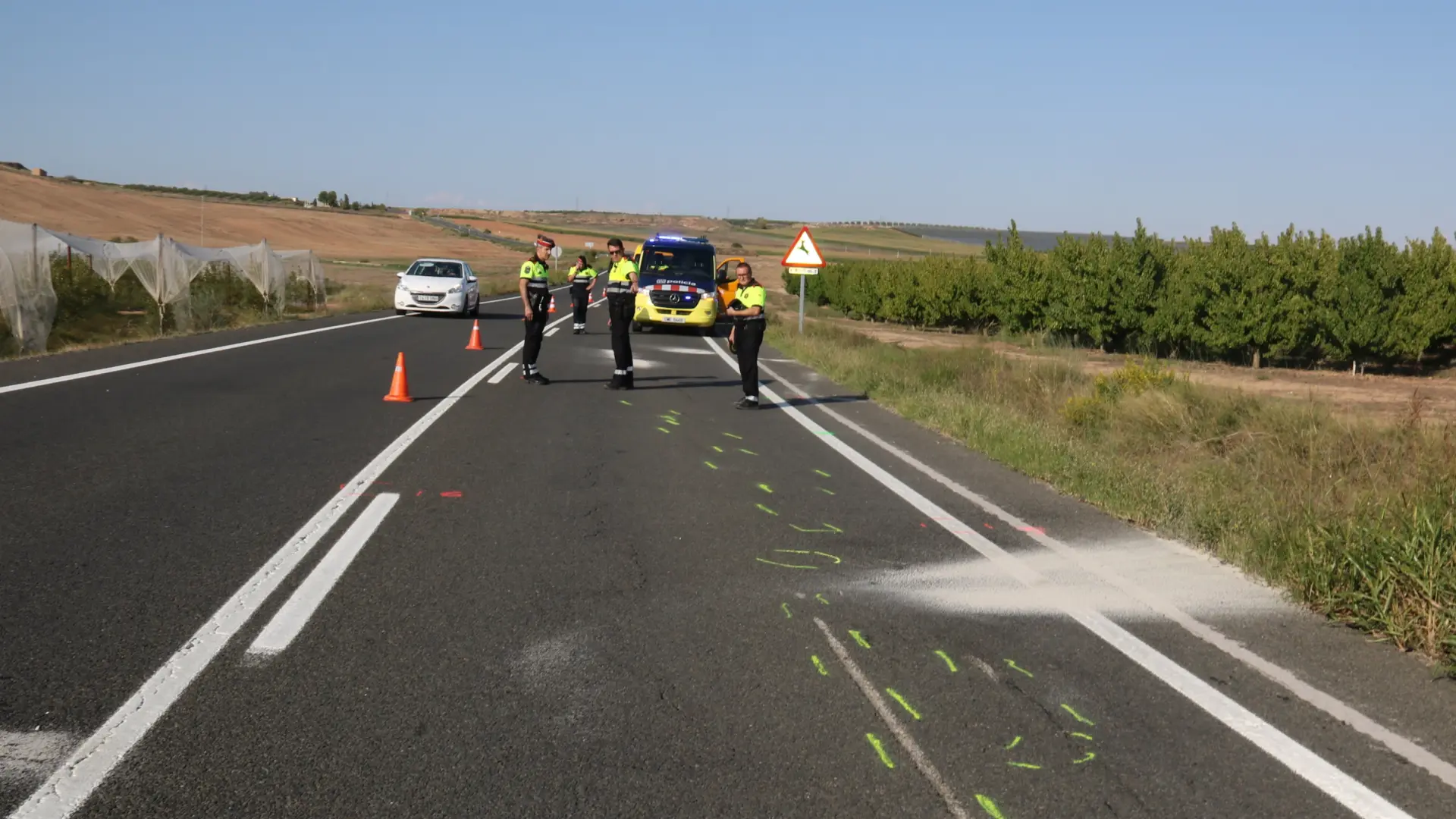 Multa de 5.400 euros para la conductora que mató a tres motoristas en Alfés al distraerse al beber café