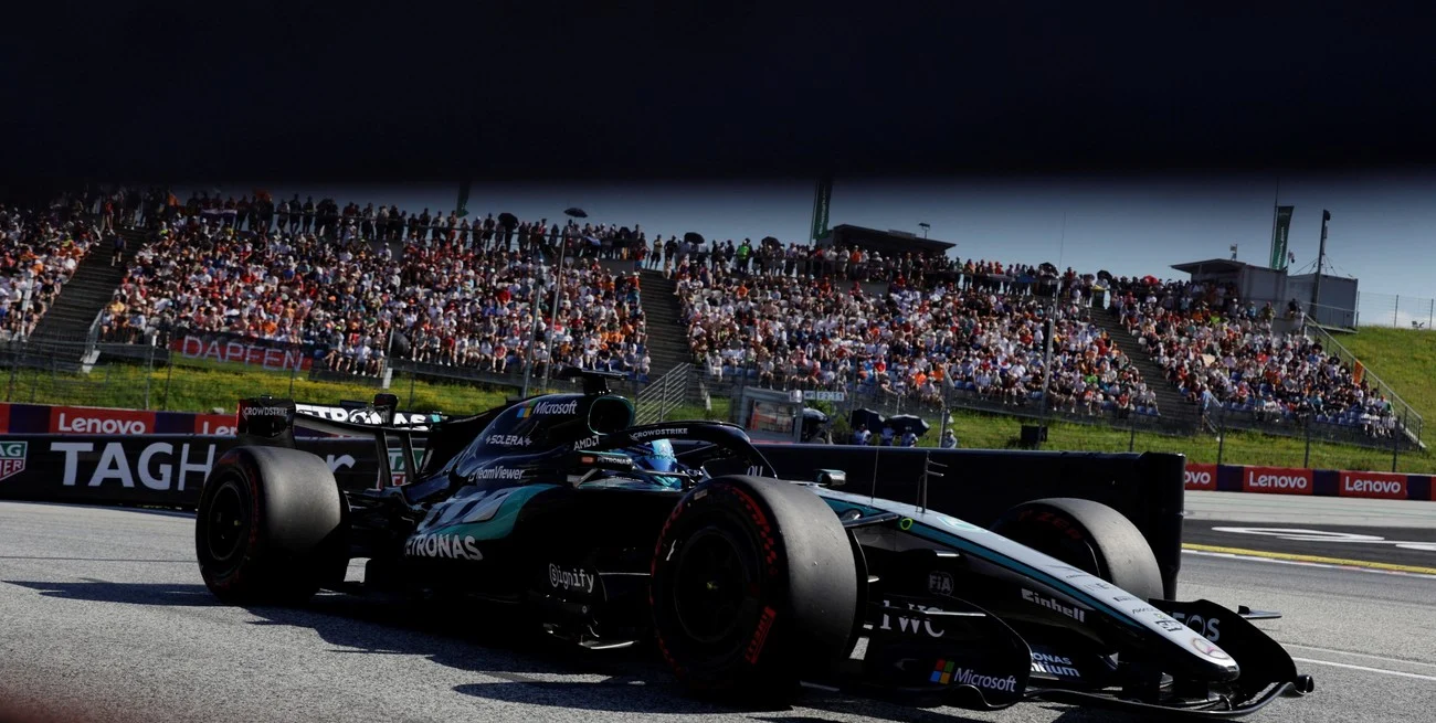 Russell logra la pole en Austria, en una clasificación marcada por la polémica