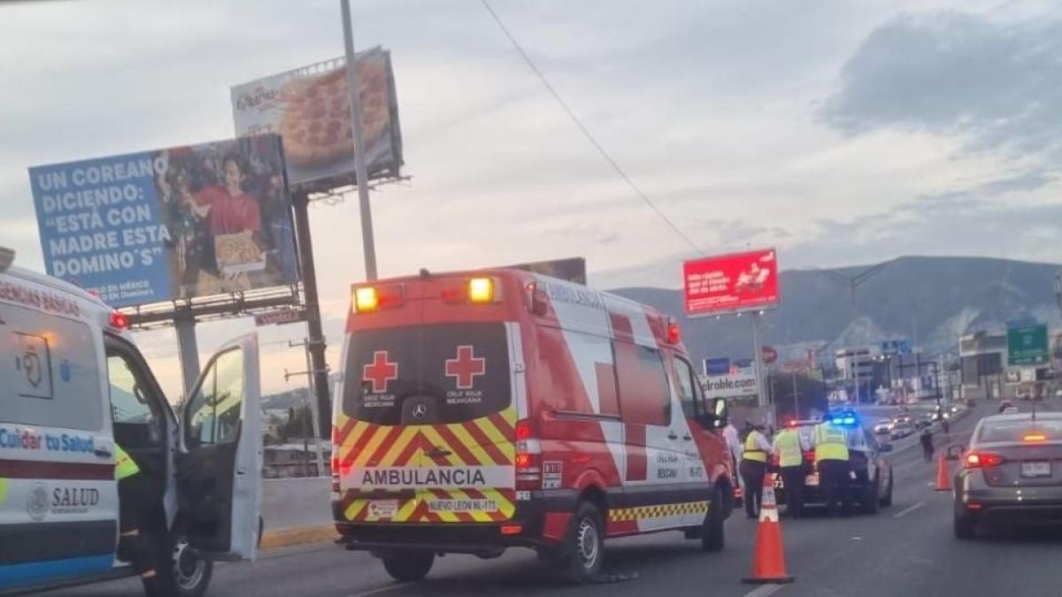 Pierde control de motocicleta en curva, derrapa y muere por el impacto