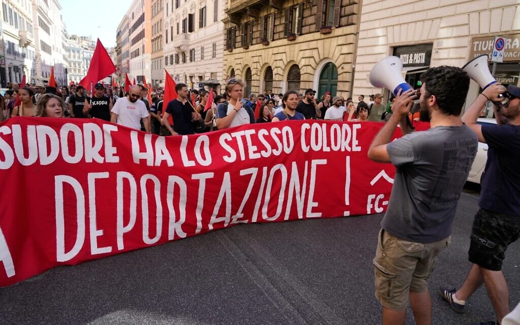 Thousands march through Rome in rival anti- and pro-migration rallies