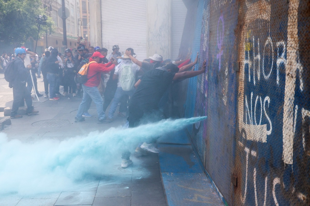 Protesta de la CNTE deja dos maestros lesionados frente al Zócalo