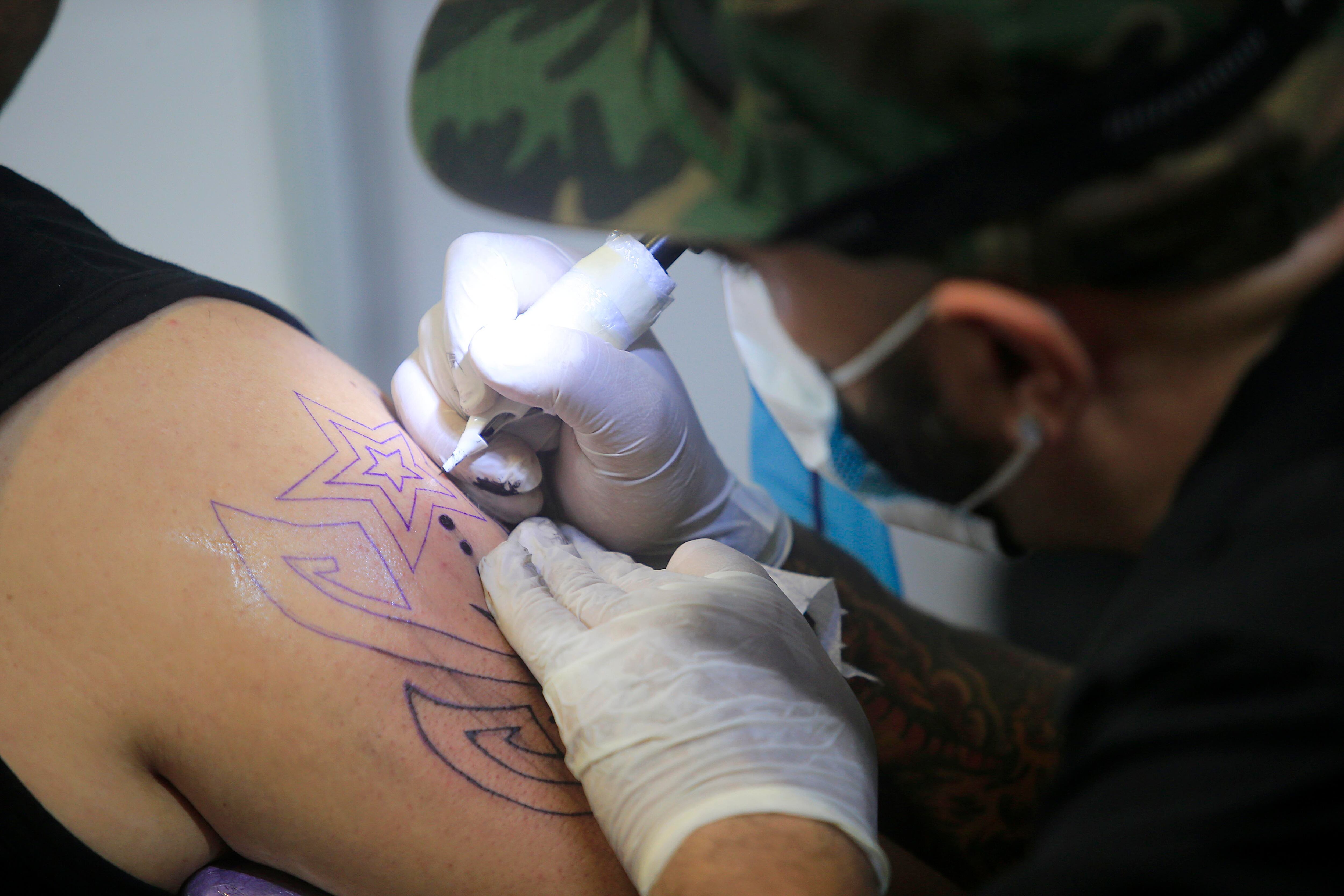 Si es fan de los tatuajes, esta es su oportunidad para tener uno y además ayudar a Venezuela