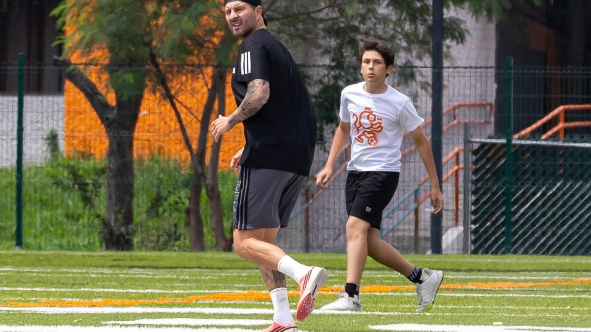 Sin definir su futuro, Gignac volvió a disfrutar del futbol con niños en Nuevo León