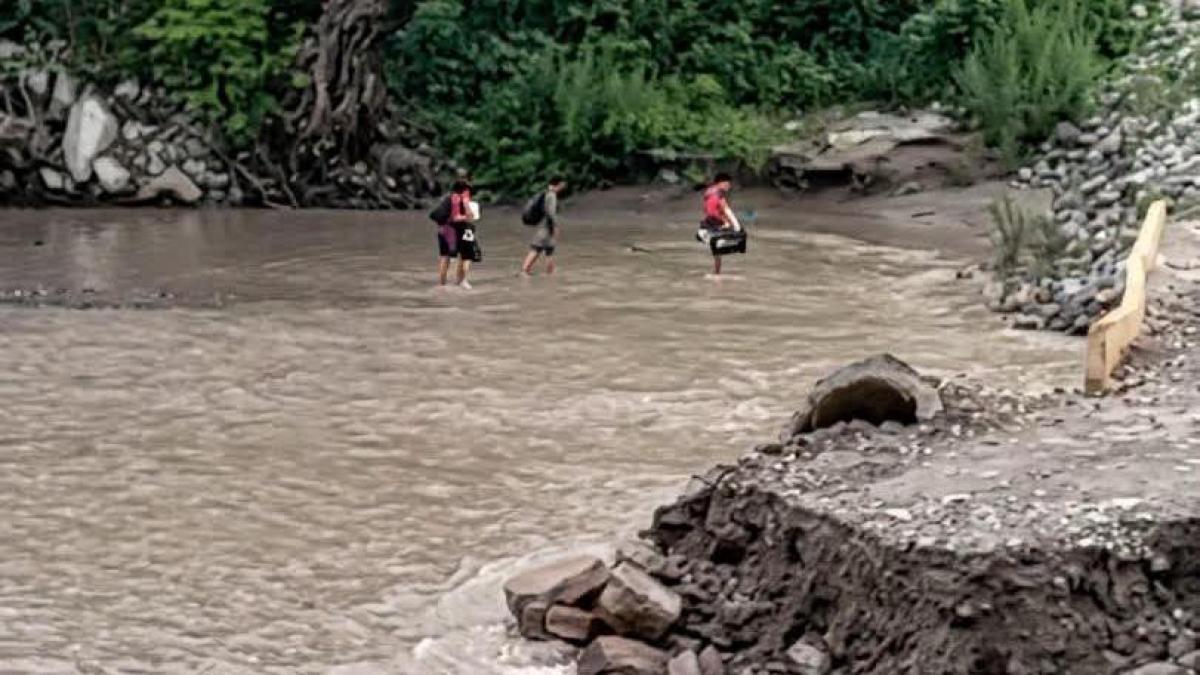 Lluvias colapsan nuevamente puente en Huehuetla, Hidalgo