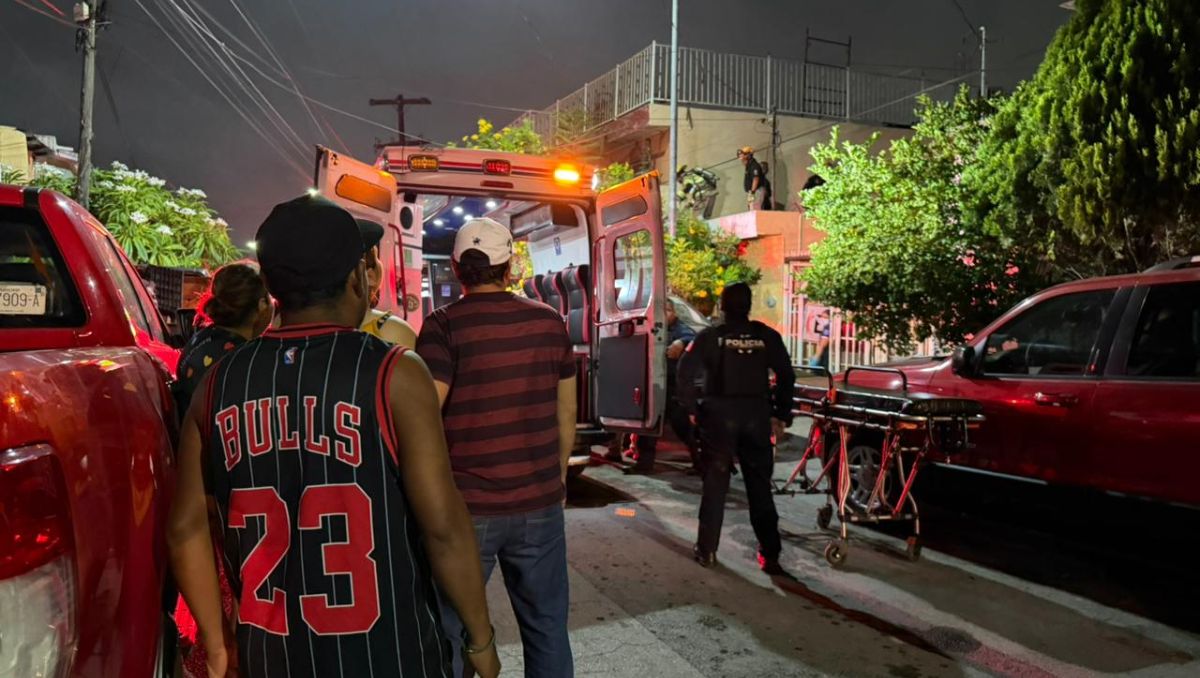Incendio deja 3 intoxicados y son rescatados por vecinos en Apodaca