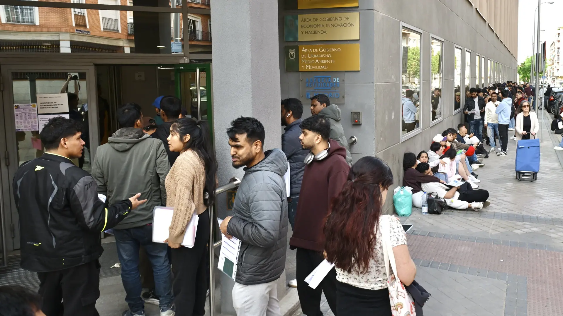 El Tribunal Supremo abre la puerta a que la justicia europea paralice la regularización extraordinaria de inmigrantes del Gobierno