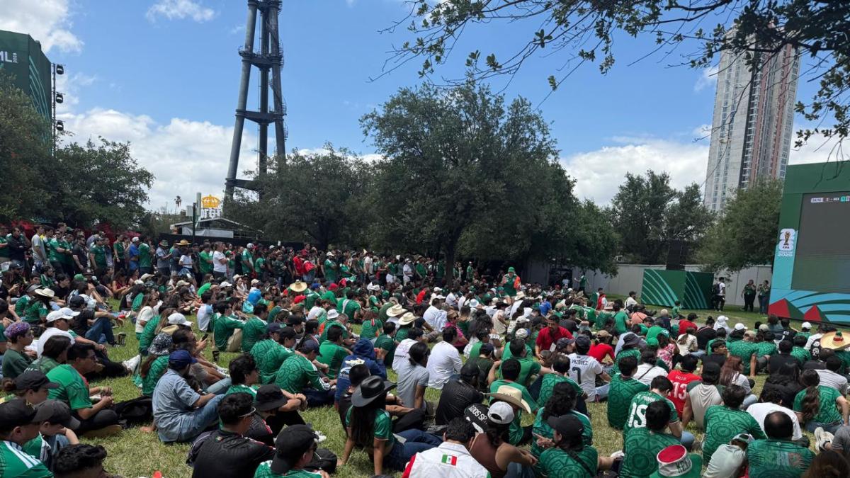 Miles celebran en el Fan Fest Monterrey el triunfo de México sobre Sudáfrica