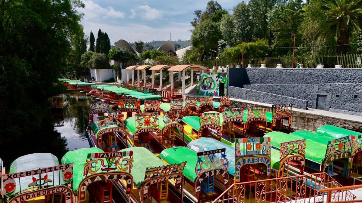 Entregan renovación de tres embarcaderos en Xochimilco
