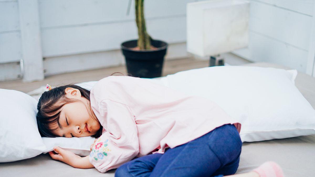 ¿Tu hijo se pasa a tu cama durante la noche? Así puedes ayudarlo a dormir solo