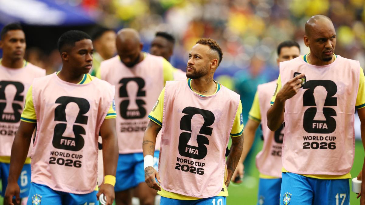 Noble gesto: Neymar interviene tras invasión de una fan al campo después del triunfo de Brasil