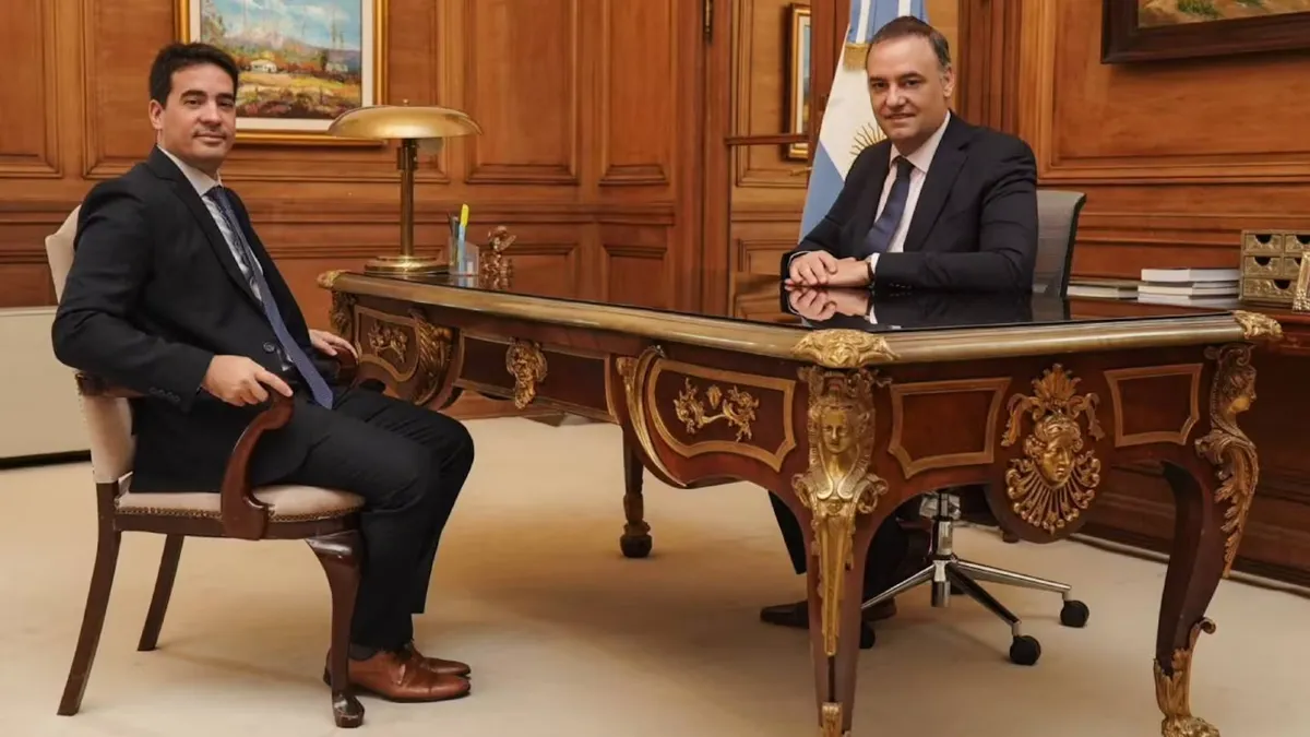 Adrián Ravier inicia su desembarco en la Vocería Presidencial tras una reunión con Manuel Adorni