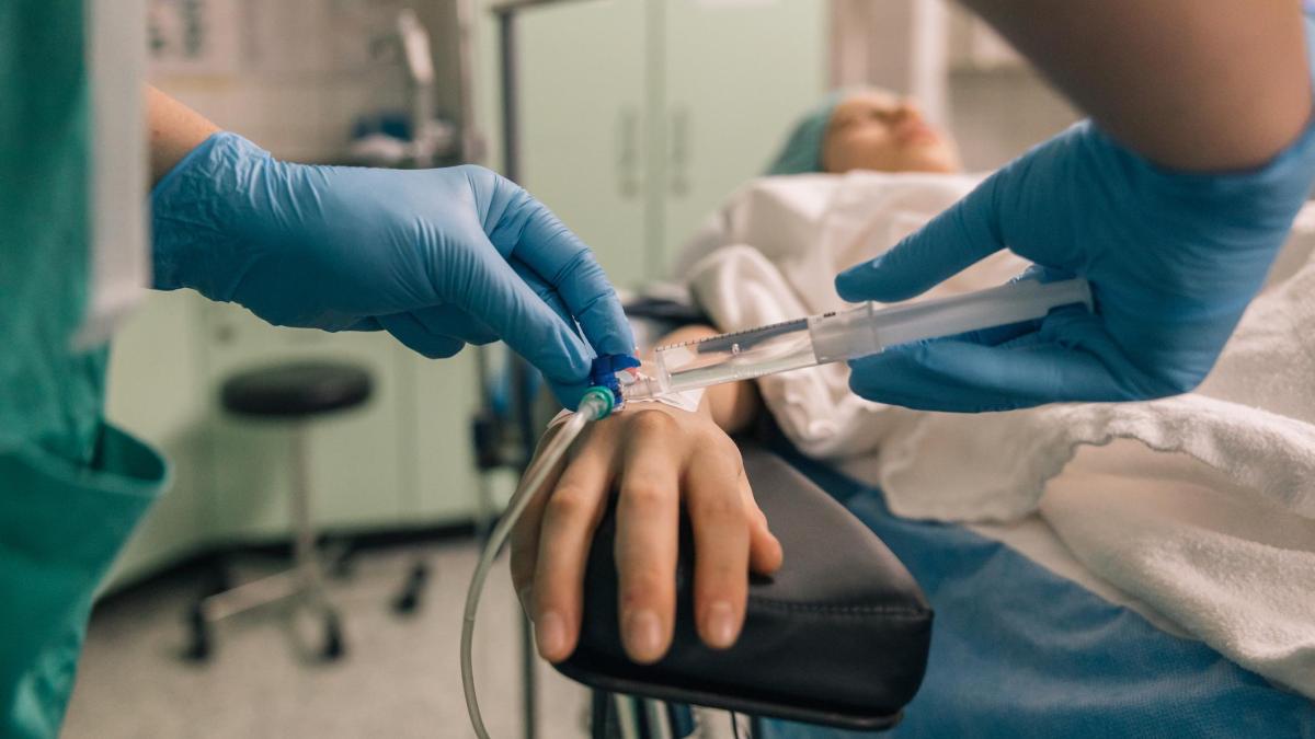 La decisión de los médicos de no hacer horas extras pone en riesgo el 20% de la actividad