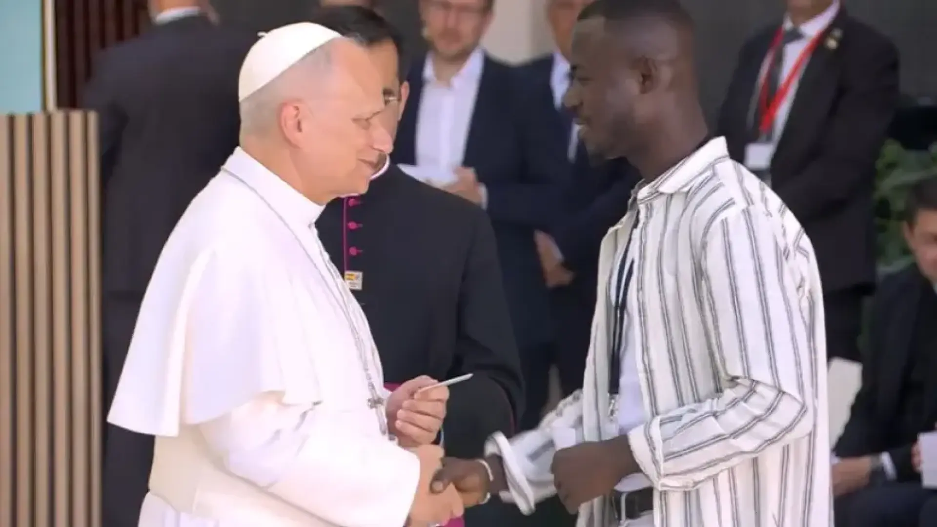 Encuentro del Papa con los más vulnerables: Khadry regala a León XIV su tarjeta de residencia entre lágrimas