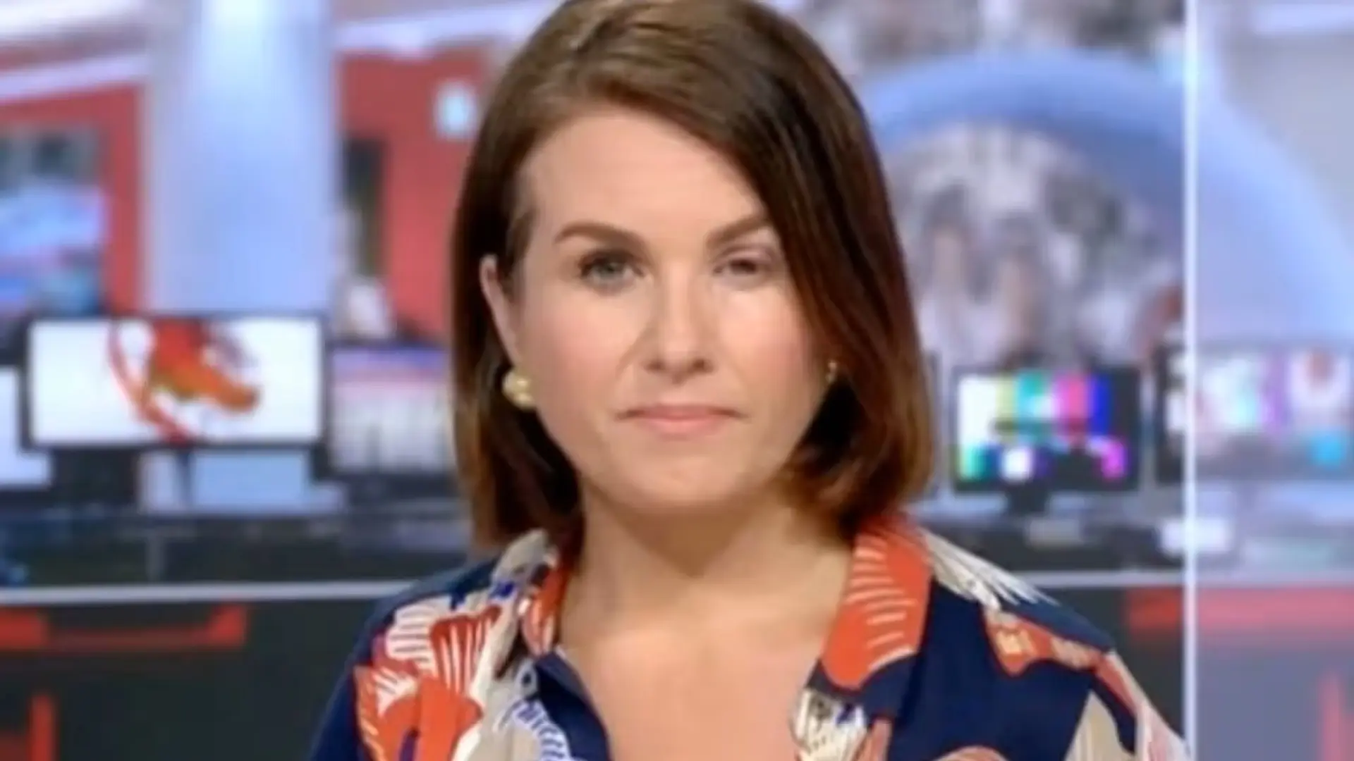 Una presentadora de la BBC revela el motivo por el que salió en directo con un ojo sin maquillar: "Ha sido una semana difícil"