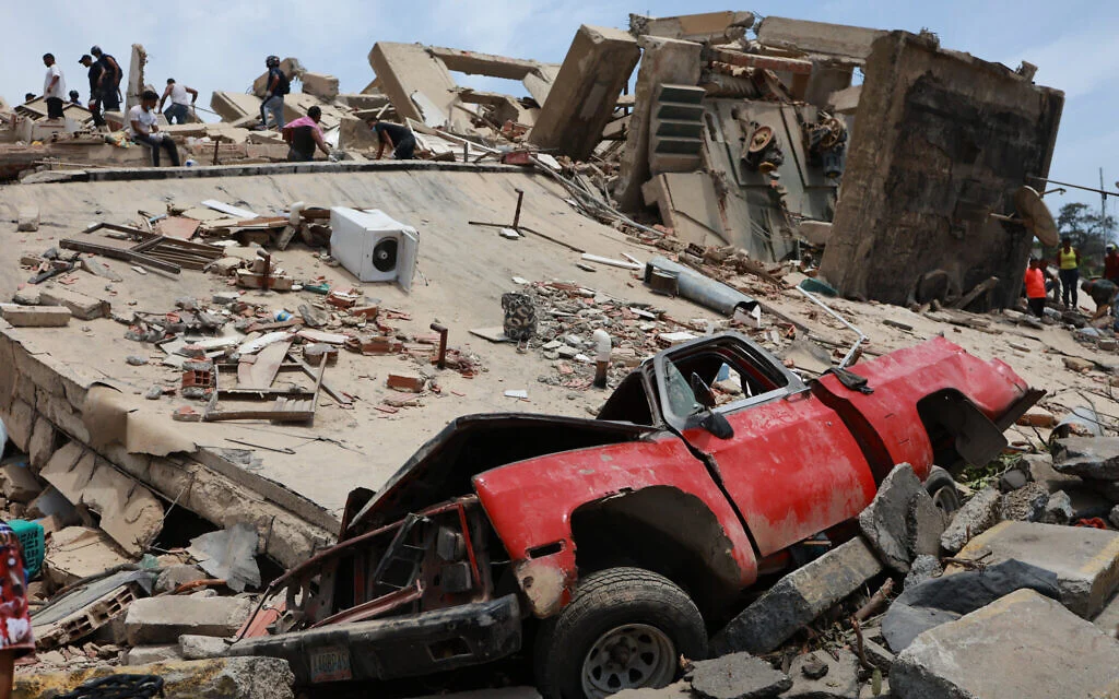 Venezuelans dig through rubble in search for loved ones as quake toll reaches at least 589