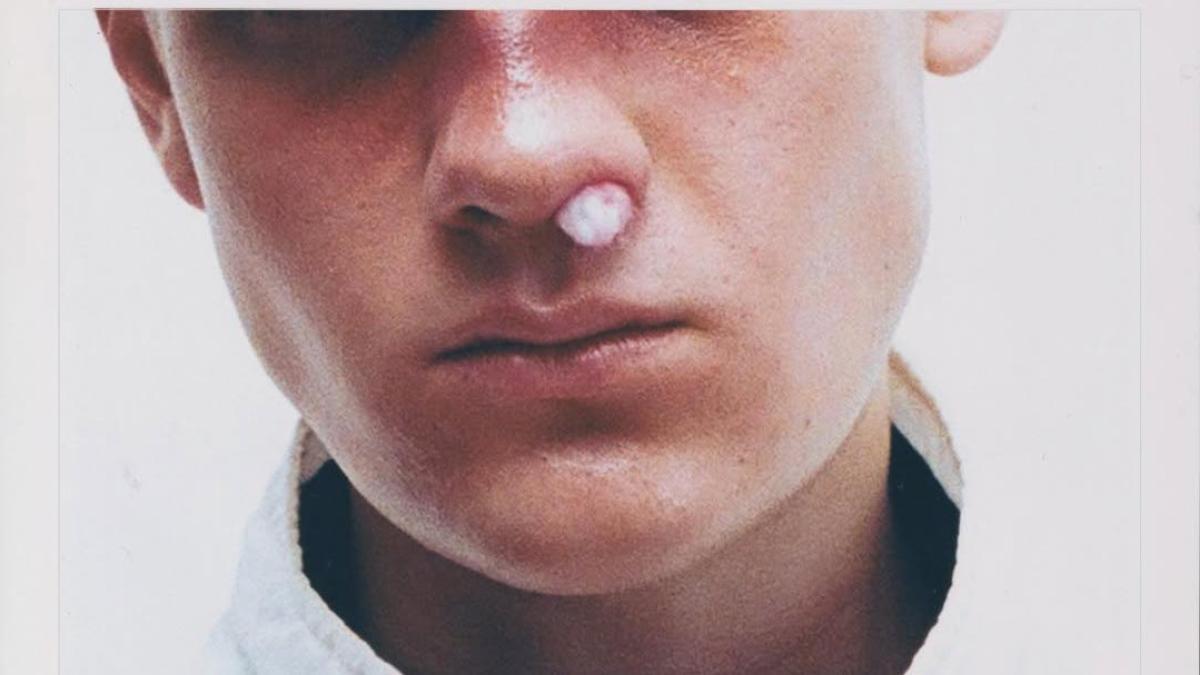 El debut de Romeo Beckham en la moda deportiva genera polémica por su estética 'hooligan'