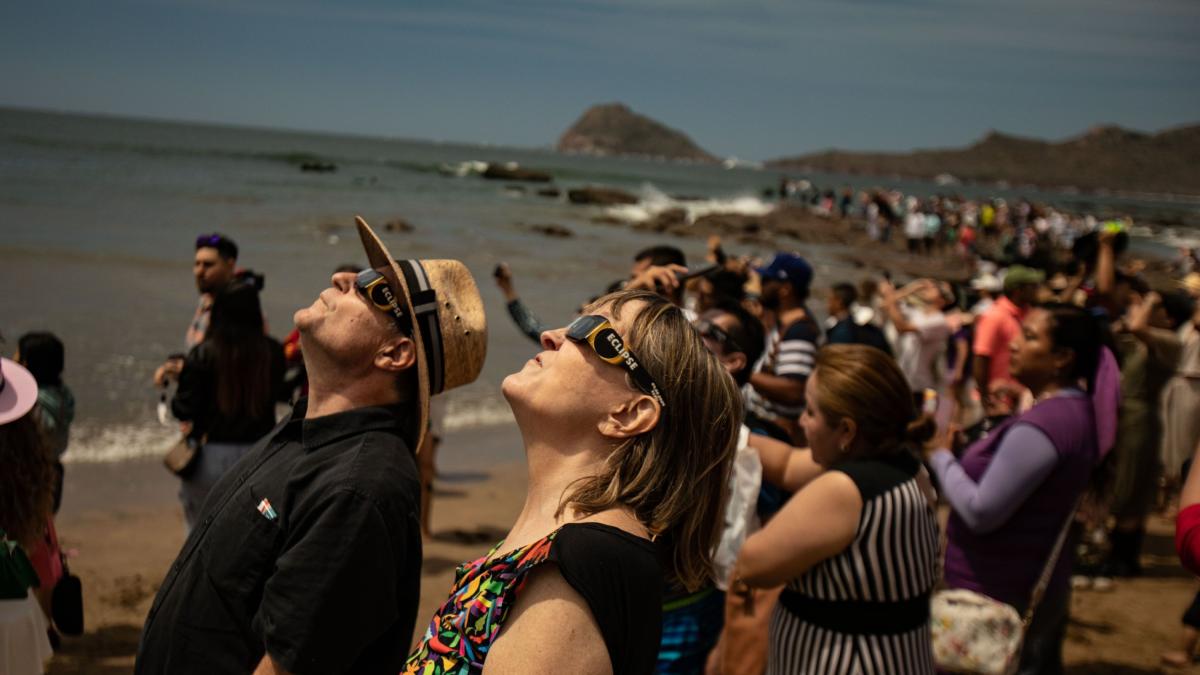 ¡Es fascinante! Esto le pasa a tu cerebro cuando miras un eclipse