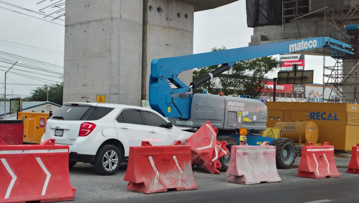 Choca camioneta contra maquinaria de la Línea 6 del Metro en Guadalupe