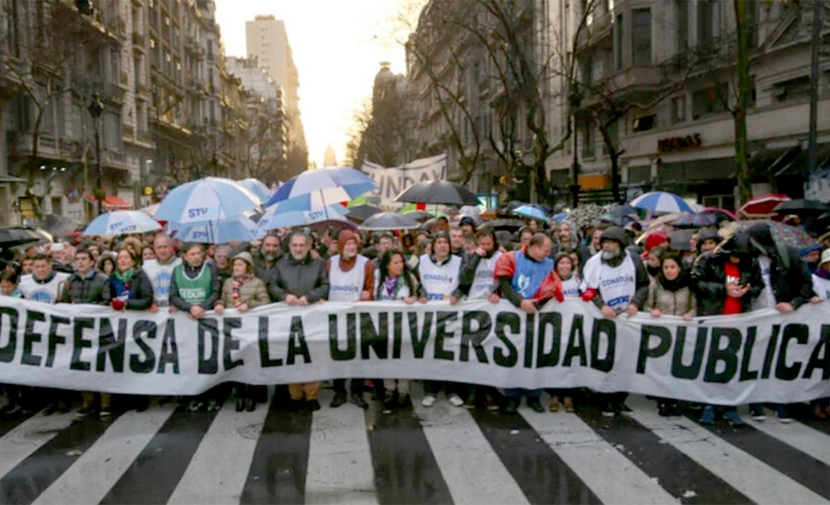 La Corte obliga a Milei a subir salarios y becas universitarias | La Arena - Noticias de La Pampa y el país