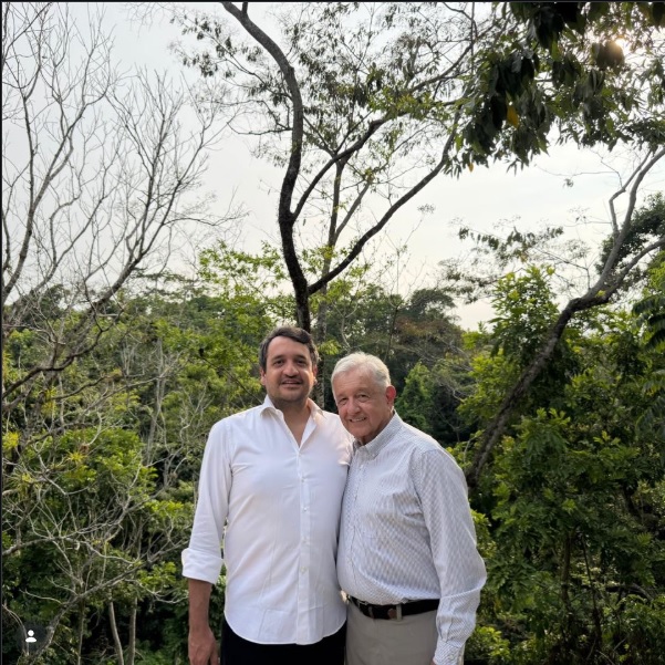 AMLO reaparece en fotografía junto a Andrés Manuel López Beltrán