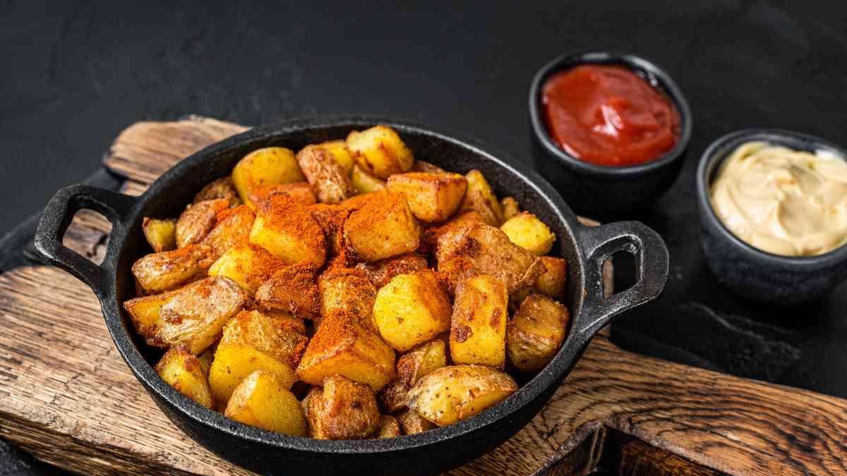 Receta de papas bravas crujientes para botanear durante los partidos del Mundial