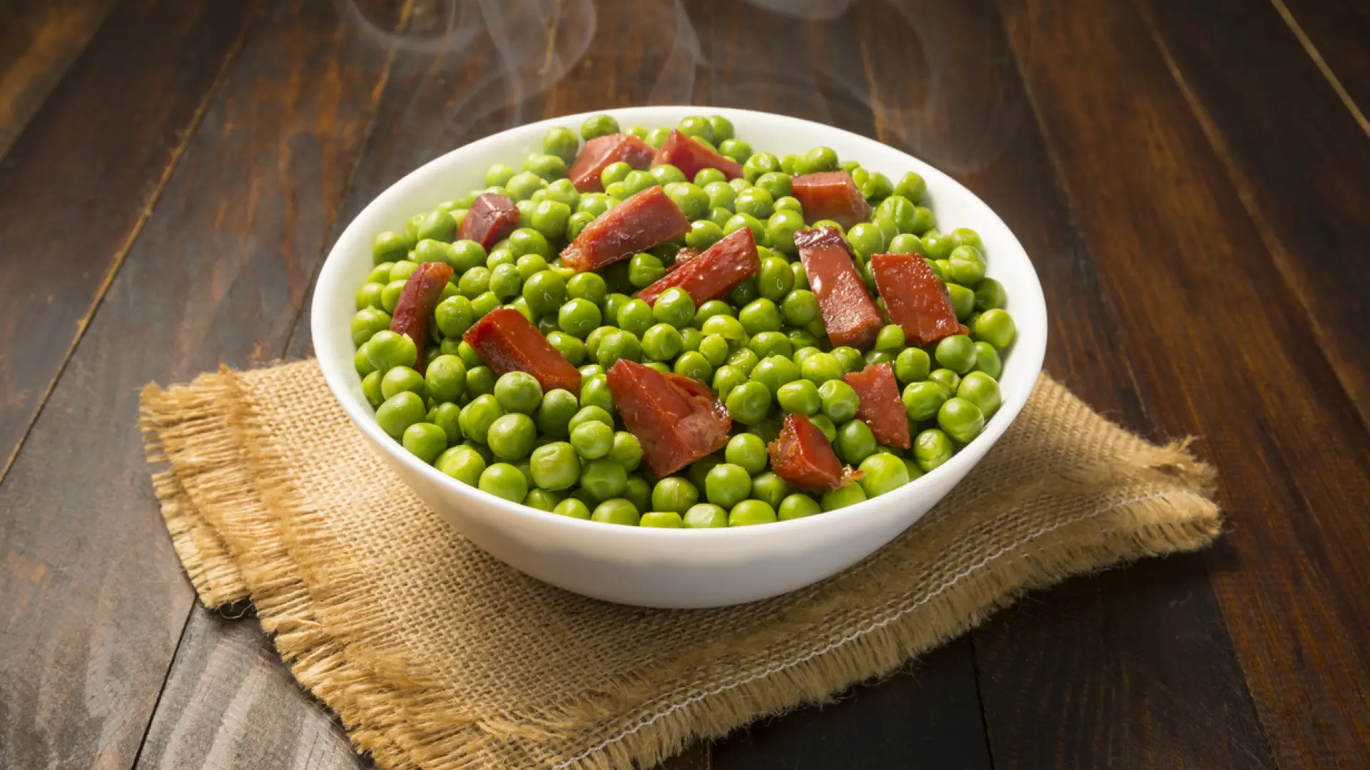 Salteado de guisantes con arroz y ternera, un plato muy económico e ideal para disfrutar de esta legumbre