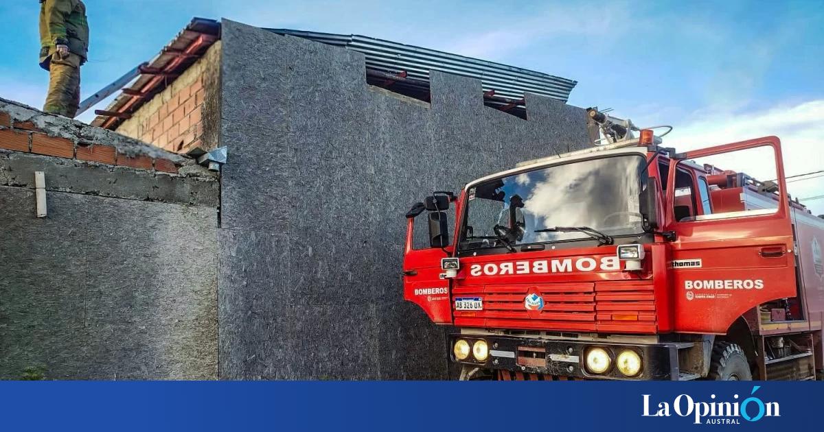 Bomberos aseguraron un techo desprendido por las fuertes ráfagas de viento en barrio San Benito