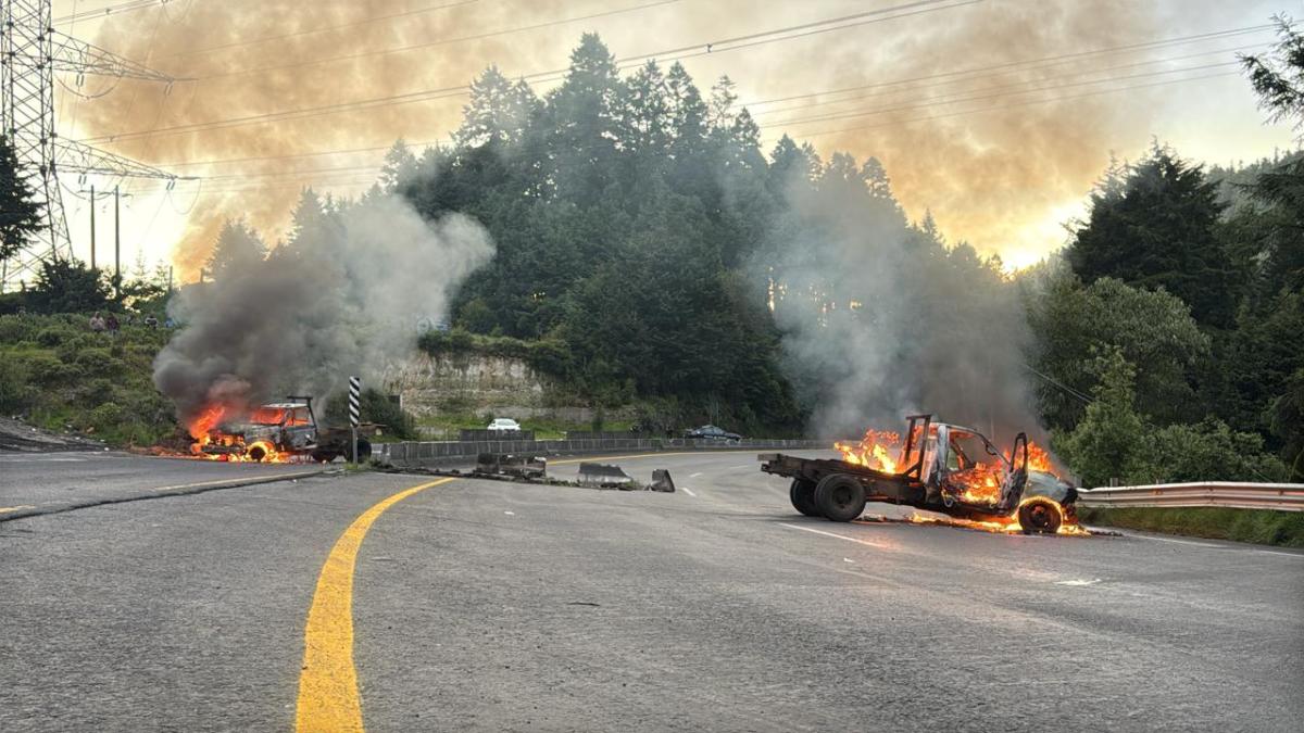 Queman vehículos para bloquear la carretera libre México