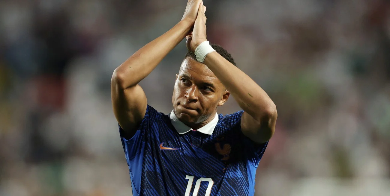 Con doblete de Mbappé, Francia goleó a Irak y se clasificó a 16vos. de final