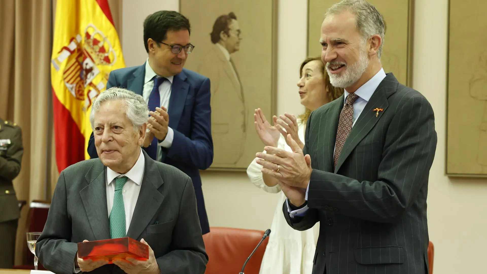 Miguel Ángel Aguilar recibe el premio a los Valores Constitucionales de manos del rey Felipe VI