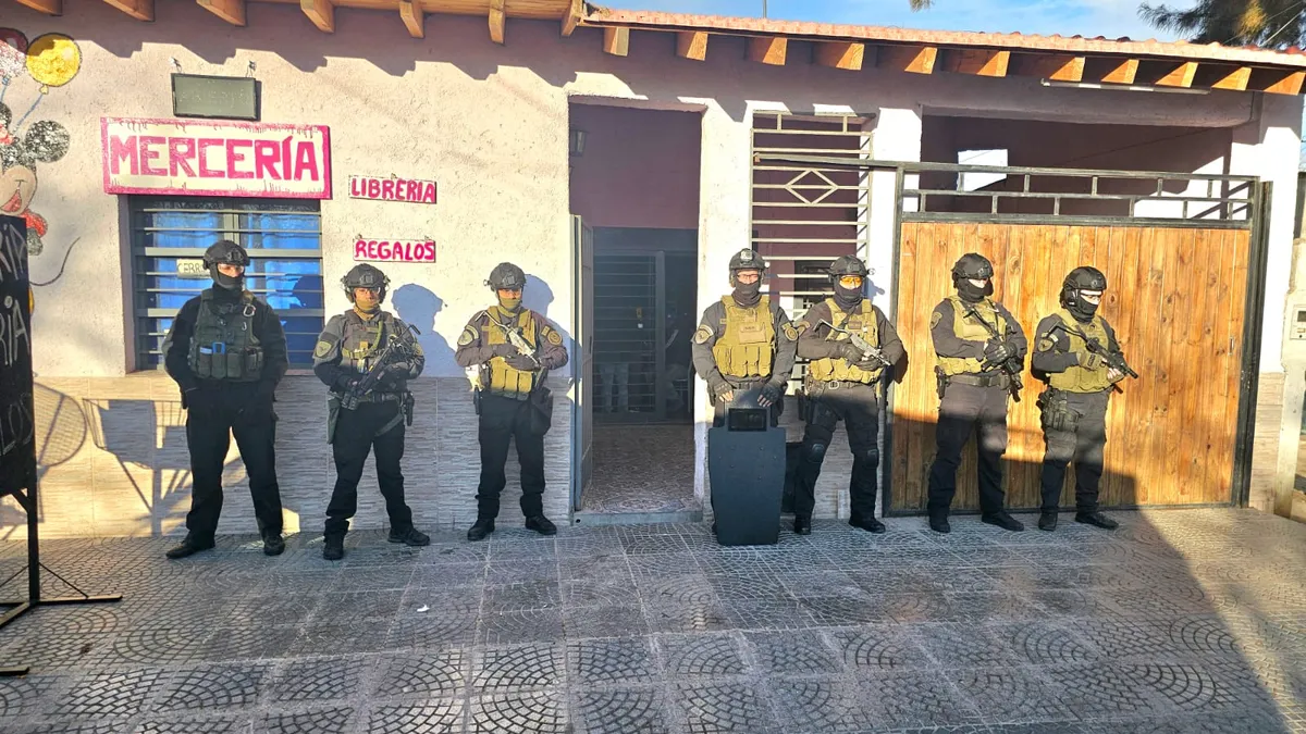 Sorprendieron a una mujer con las manos en la masa: en un operativo antidrogas desarticularon un kiosco de drogas