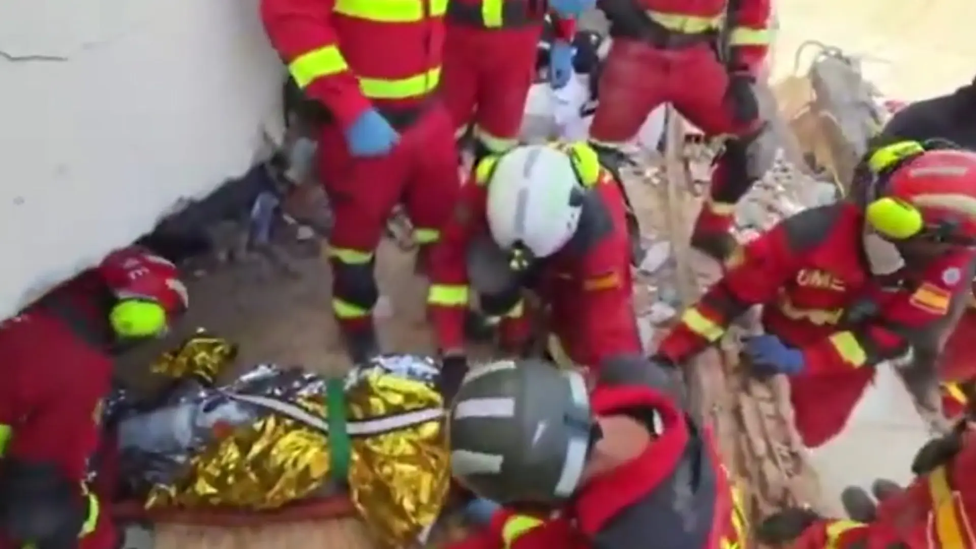 La UME rescata a una persona con vida tras permanecer 72 horas atrapada bajo escombros en La Guaira