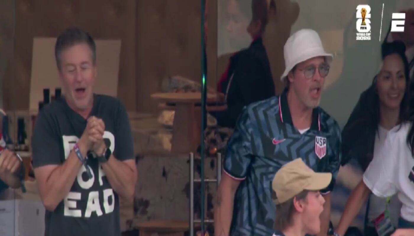 ¡Como en El Club de la Pelea! Brad Pitt y Edward Norton enloquecen juntos con los goles de Estados Unidos en el Mundial (VIDEO)