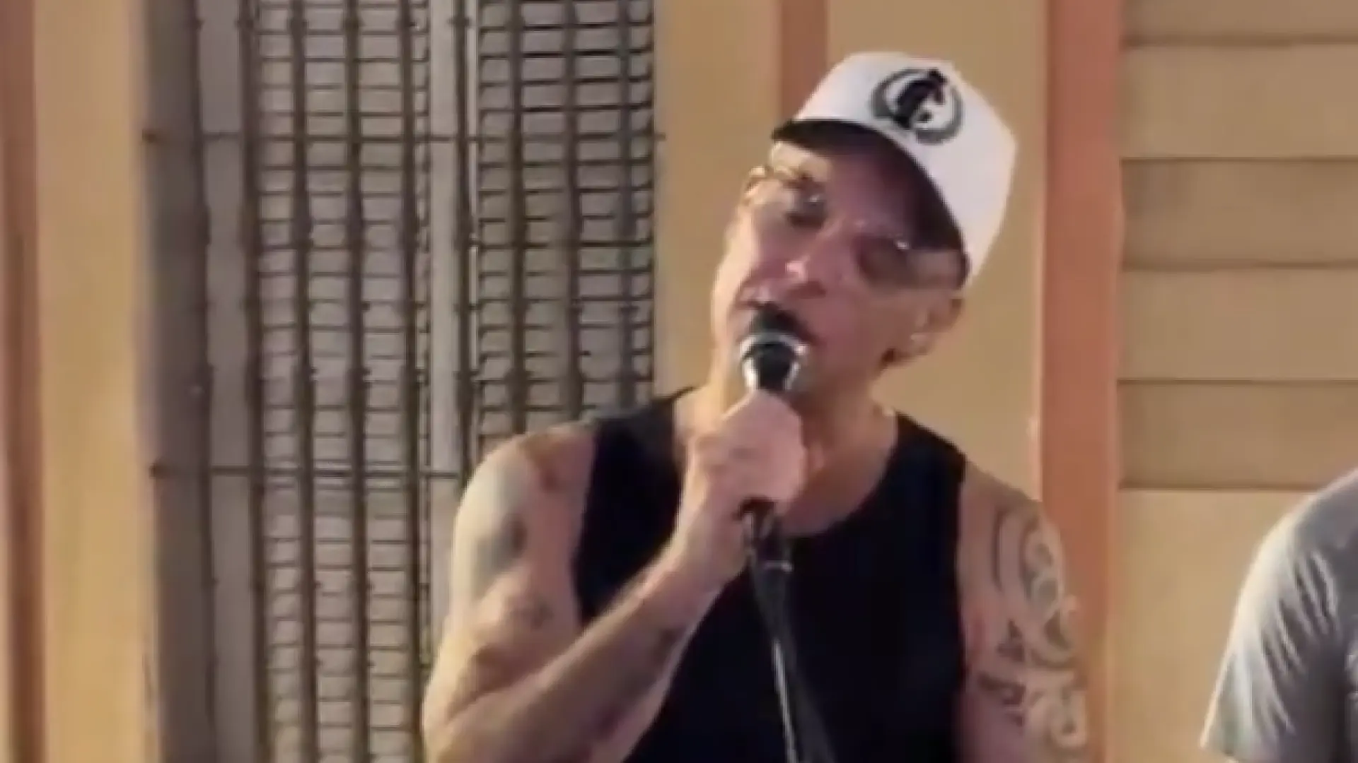 Robbie Williams sorprende cantando con un músico callejero en Sevilla