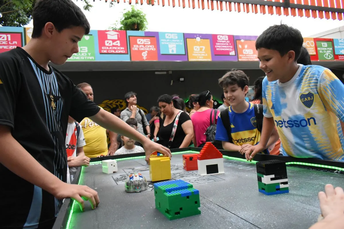 Estudiantes y familias se suman a los MakerFest, la antesala de la Copa Robótica Misiones