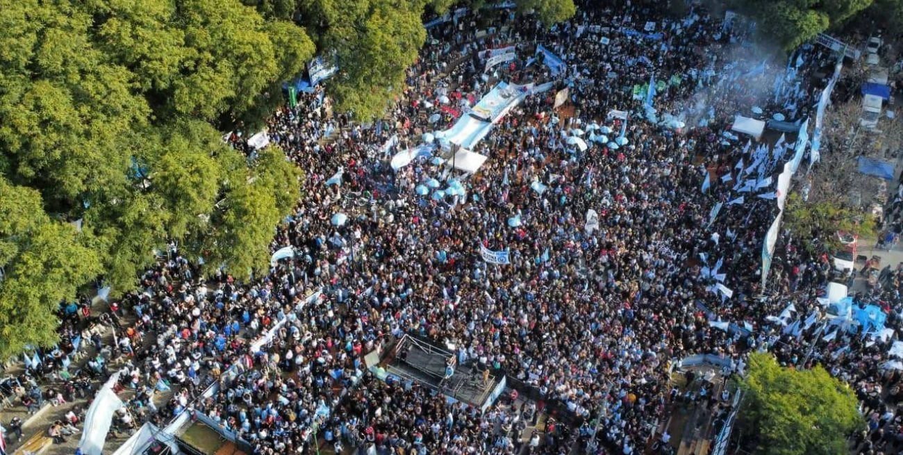 Realizaron un banderazo en Parque Lezama para exigir la liberación de Cristina Kirchner