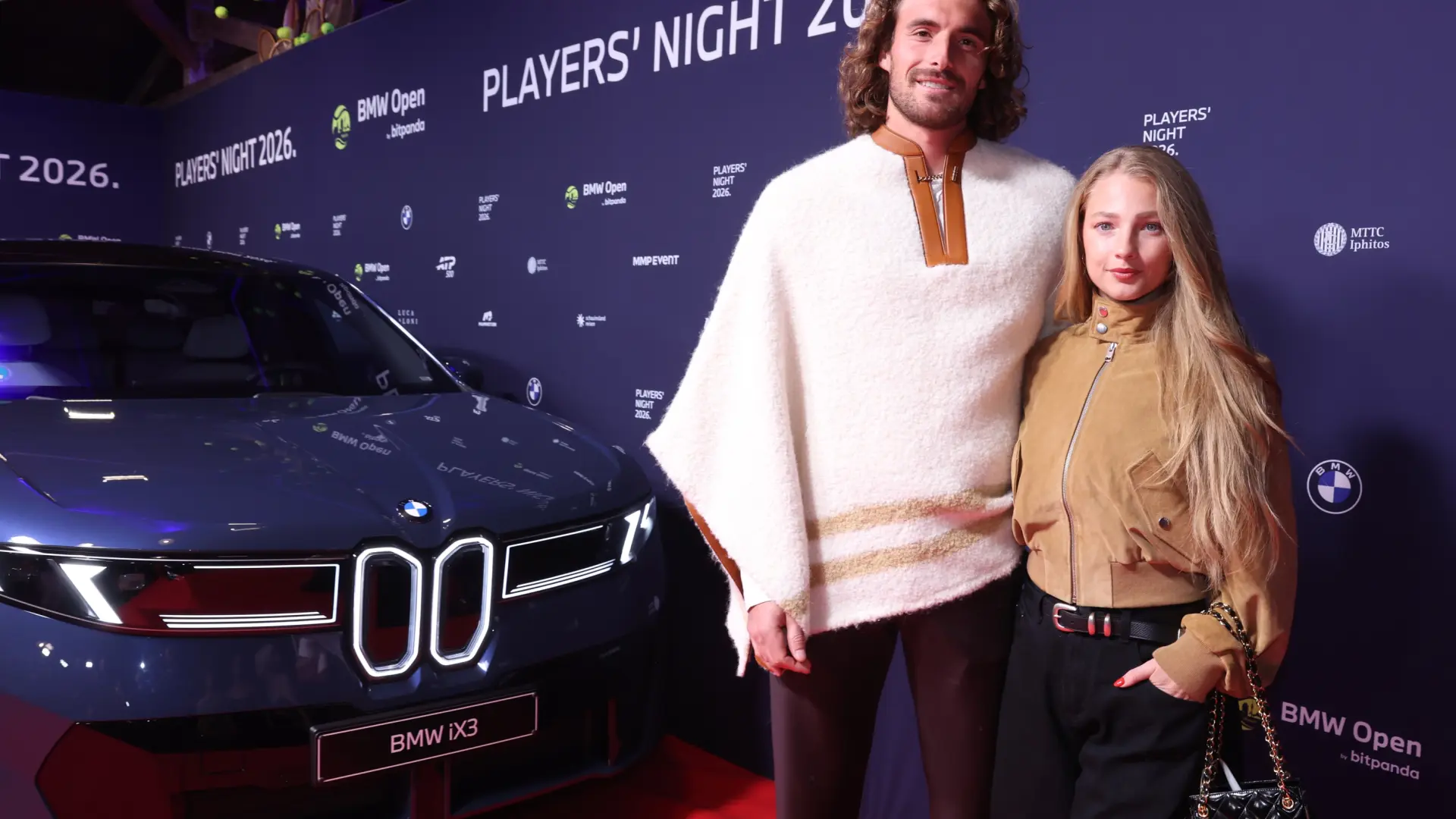 Tsitsipas, ex de Paula Badosa, y la modelo Kristen Thoms presumen de amor en Grecia: "Desconectado con mi chouchou"