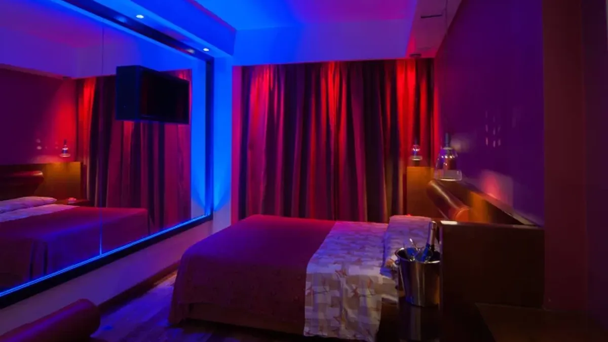 Encontró a su novia con el amante en un hotel alojamiento y reaccionó de manera brutal